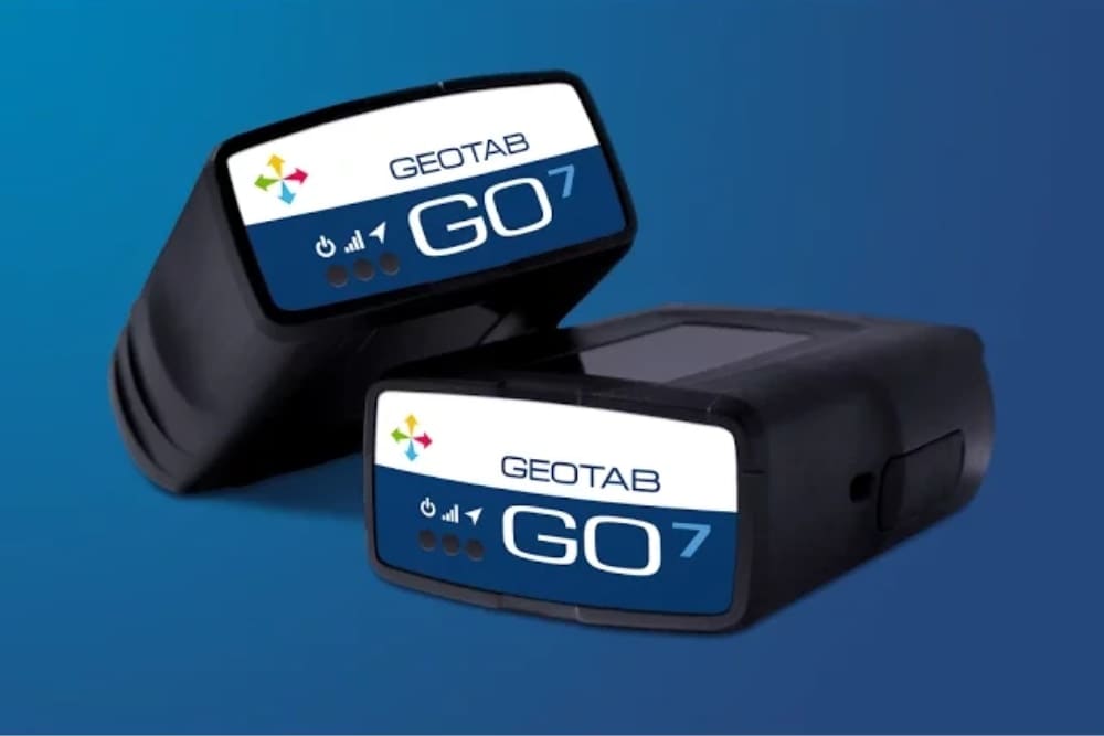 Primer plano de dos dispositivos de seguimiento de flotas GPS Geotab GO 7.