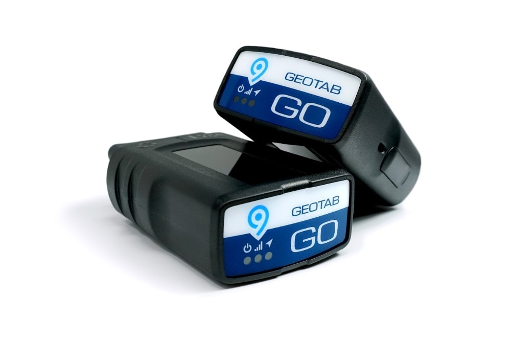 Primer plano de dos dispositivos de seguimiento de flotas GPS Geotab GO 9.