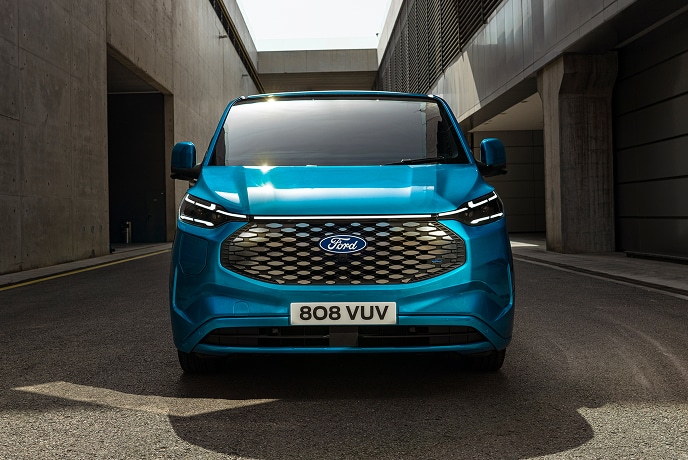 Vista delantera de una furgoneta Ford E-Transit Custom azul eléctrico.