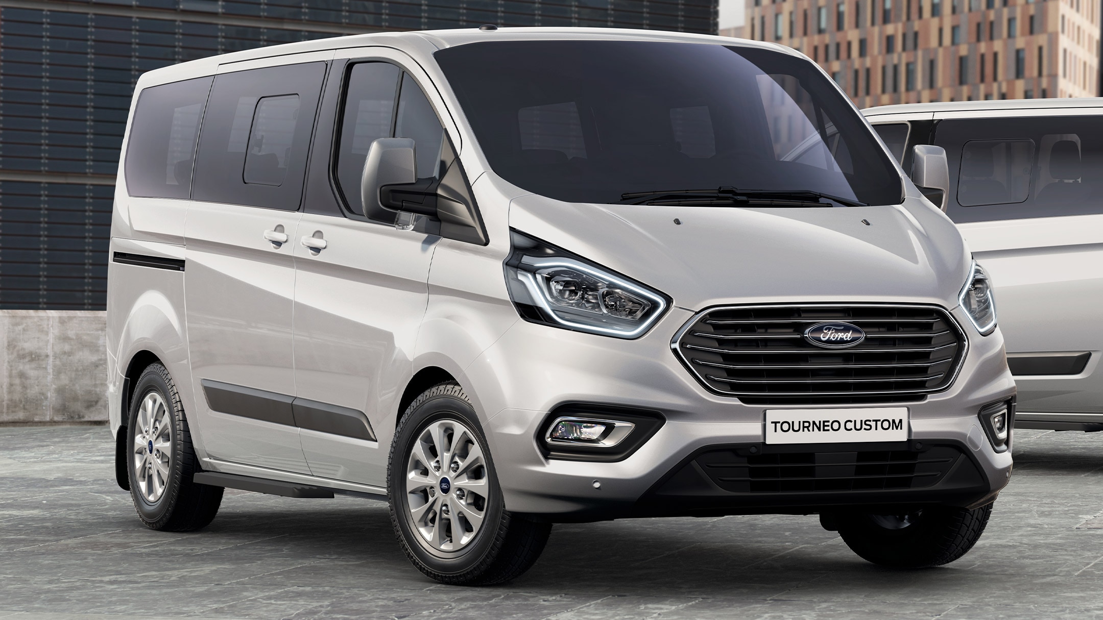 Ford Transit Custom de color plata aparcada. Vista de tres cuartos delantera