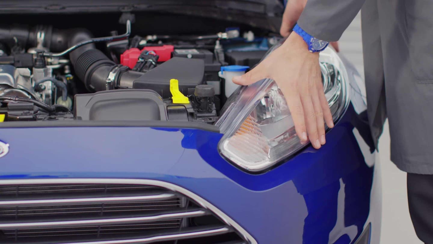 Directamente repollo Oficial How to Change Your Front Headlights | Ford UK