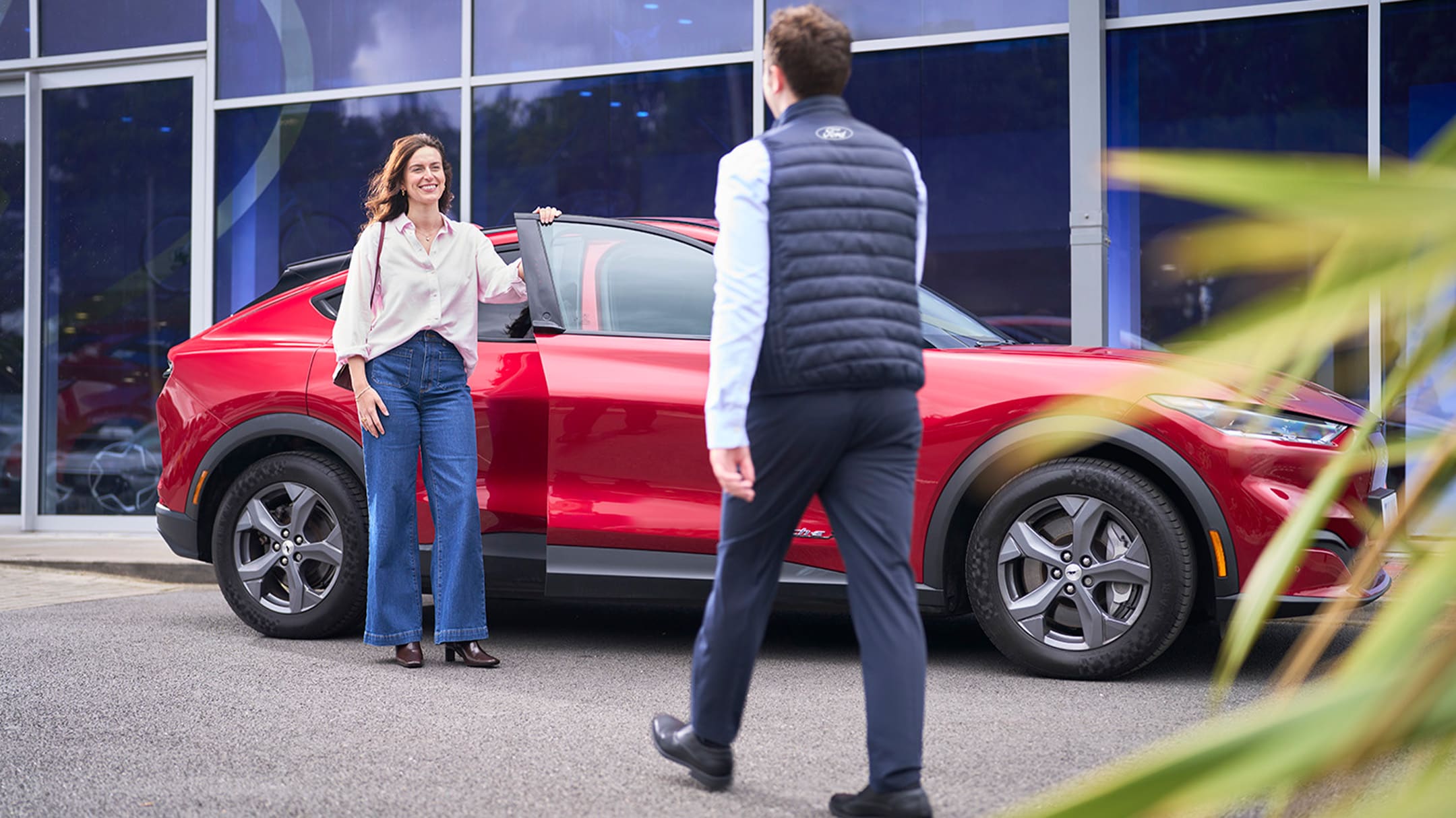 Una persona hablando con un experto de Ford en un centro Ford. 