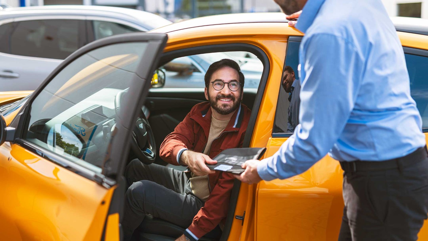 Un empleado entregando la llave al cliente