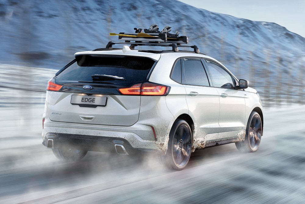Ford Edge blanco, conduciendo por carreteras nevada