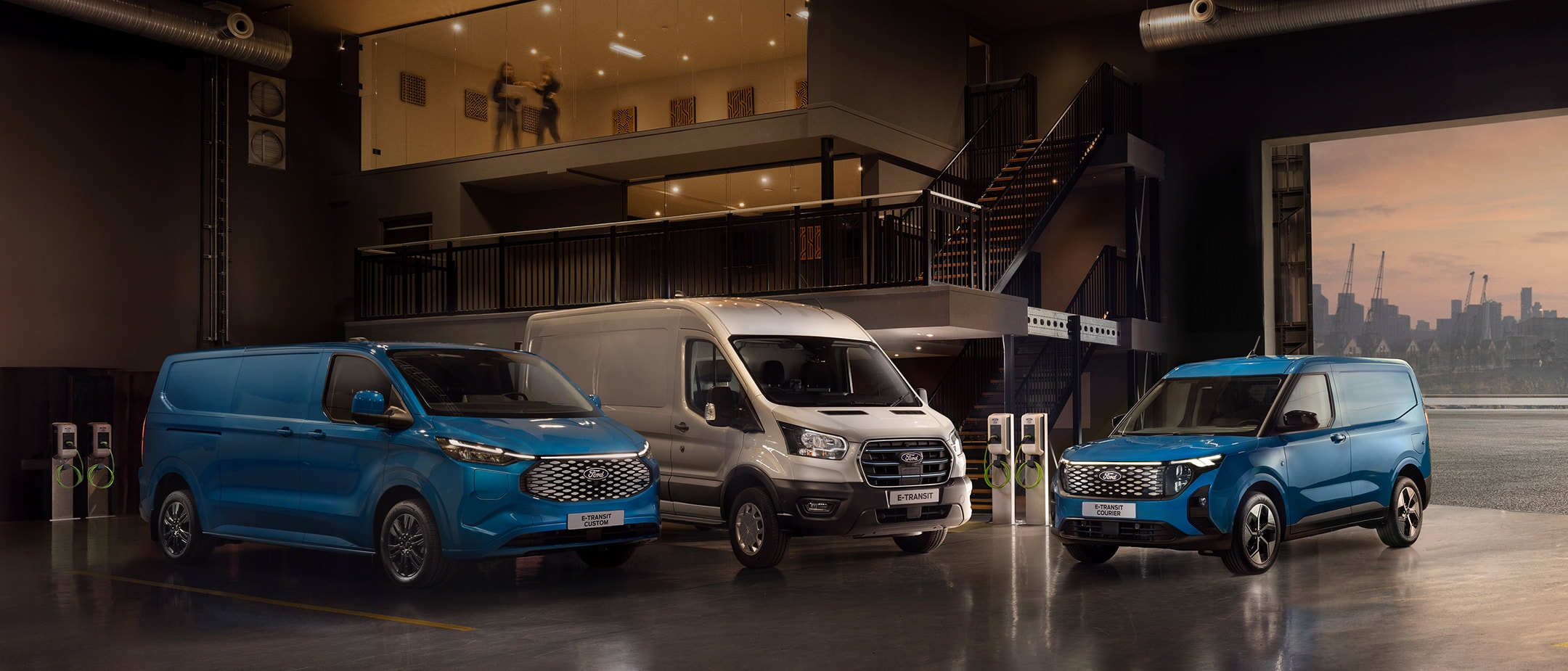 Gama vehículos comerciales Ford Pro eléctrica cargándose dentro de una empresa.